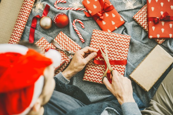 如果没有精心包装的圣诞装饰，圣诞礼物会是什么样子?如果没有餐纸巾，家庭晚餐的餐桌布置会是什么样子?