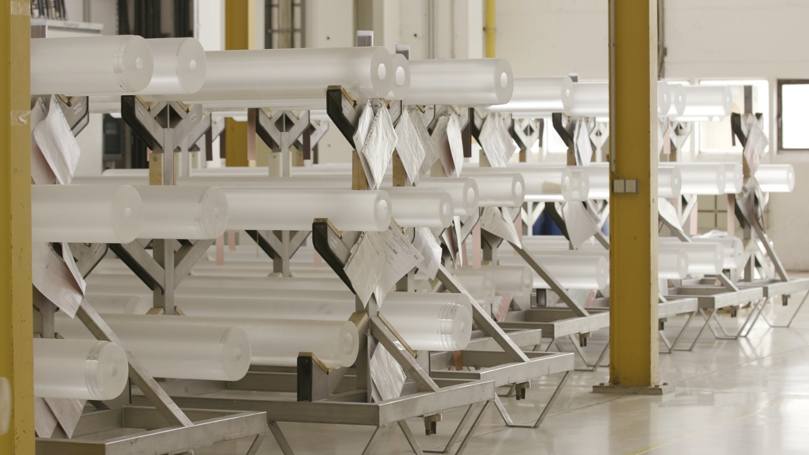 多数の石英ガラスシリンダーを特殊金属棚に水平収納