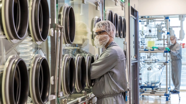 Arbeiter in hygienischer Kleidung