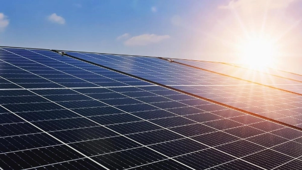 Sonnenstrahlen auf Solar panels 