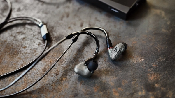 Schwarze Sennheiser Kopfhörer auf braunem Hintergrund