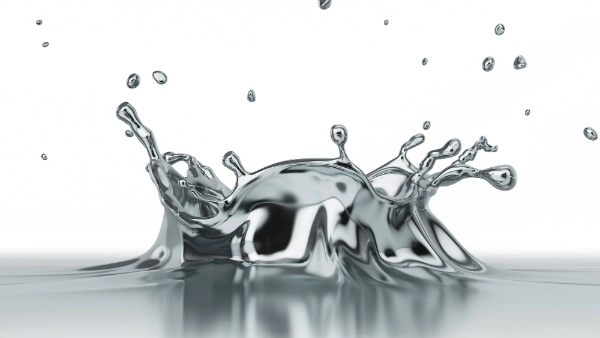 Wasser mit Metallic-Look spritzt