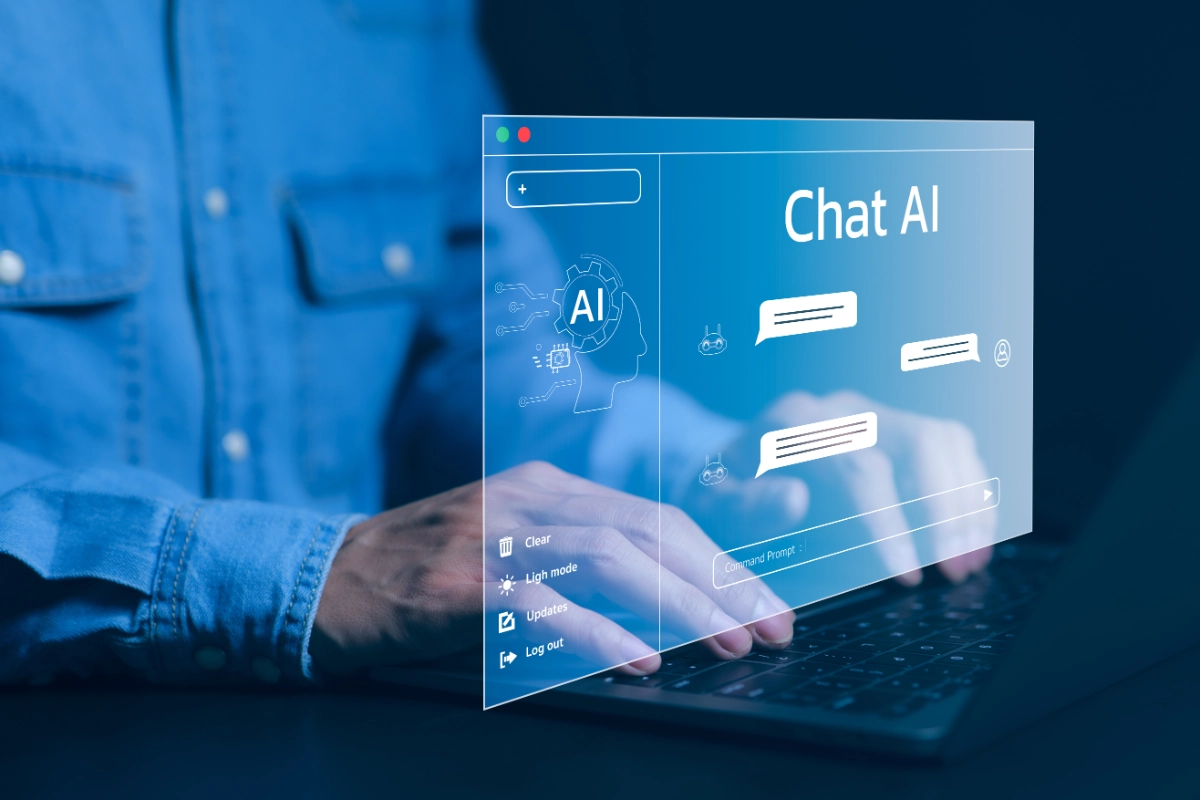 Ein leuchtender Computerchip, auf dem ein kleines Gehirn und eine KI aufgedruckt sind.