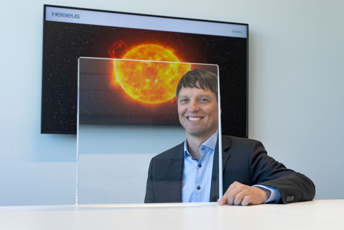 Dr. Frank Nürnberg dargestellt mit einer Optik der Heraeus Covantics