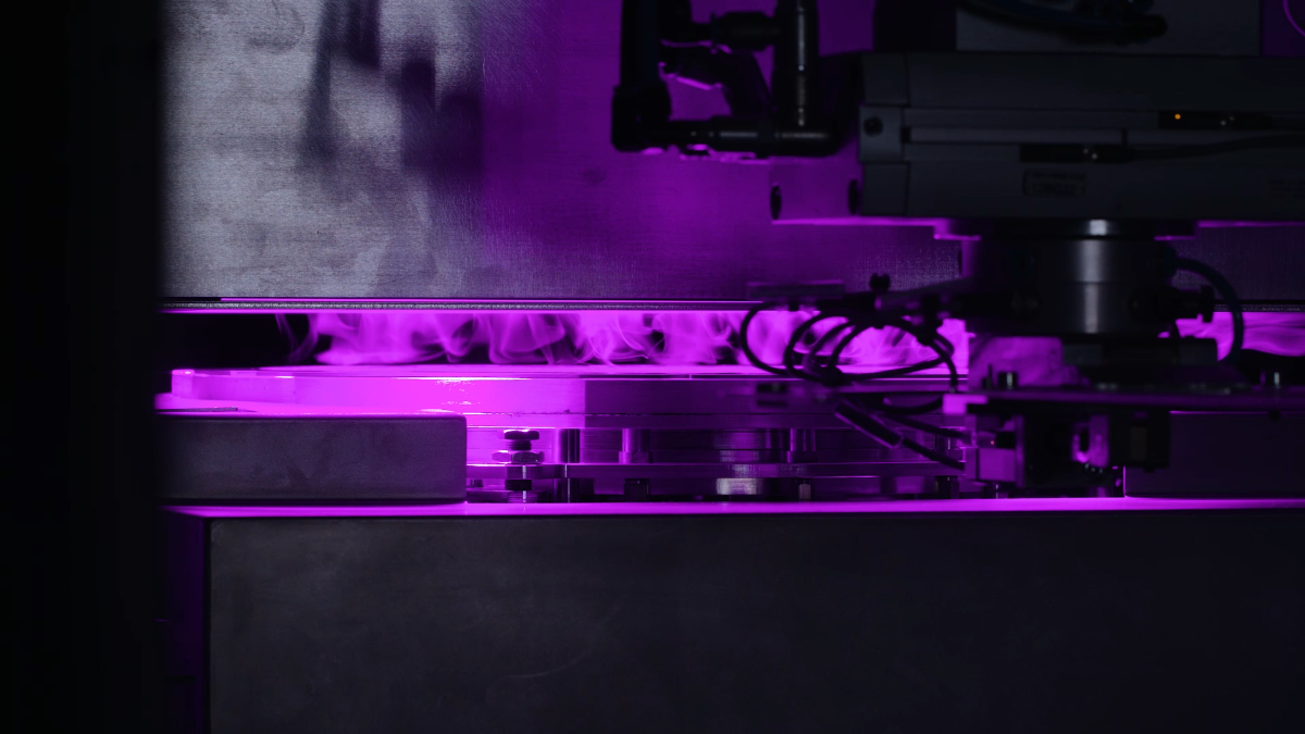 Waver wird unter UV-Licht ausgehärtet