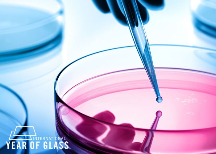 Rosa leuchtendes Glas im Vordergrund