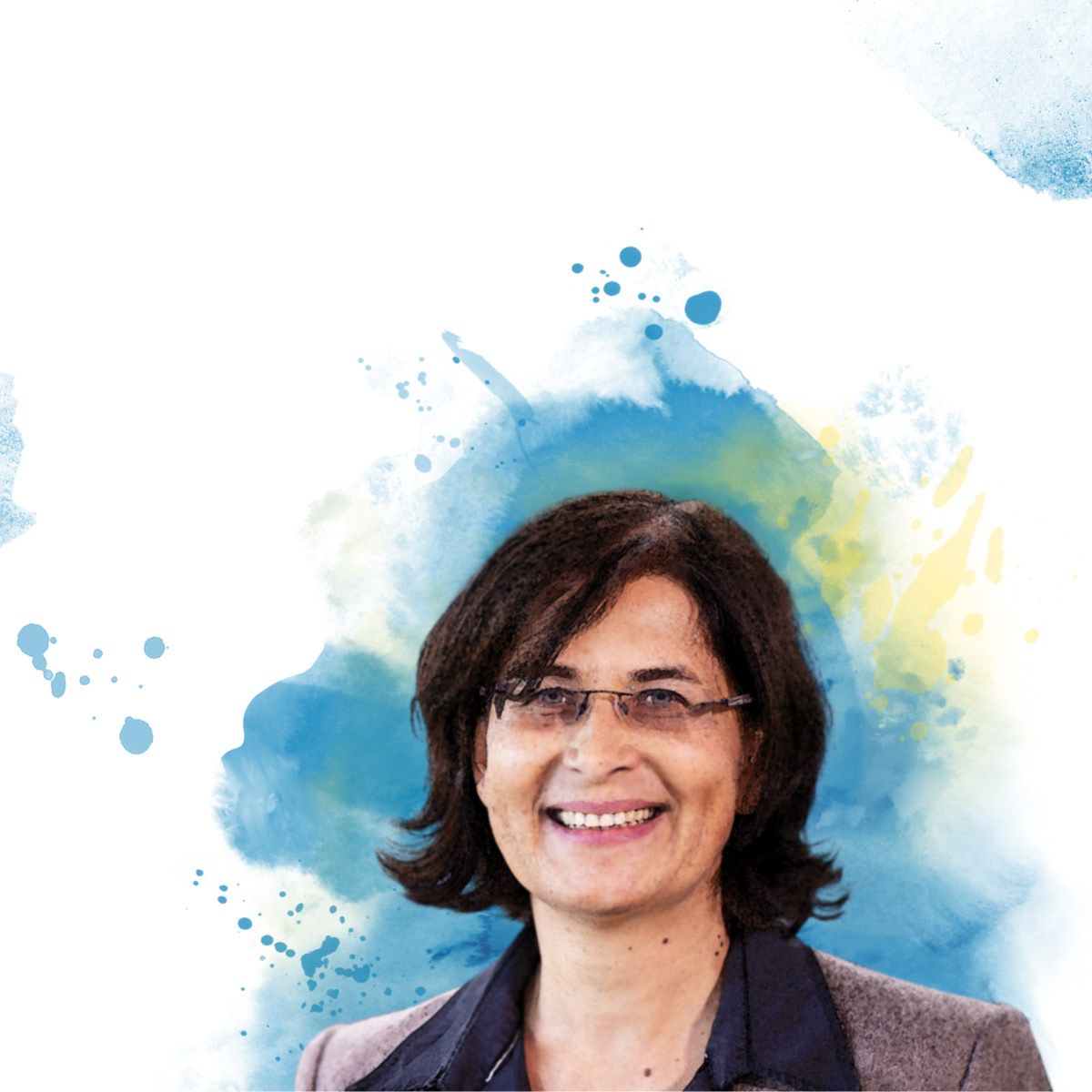 Portrait von Ilka Luck mit Wasserfarben im Hintergrund