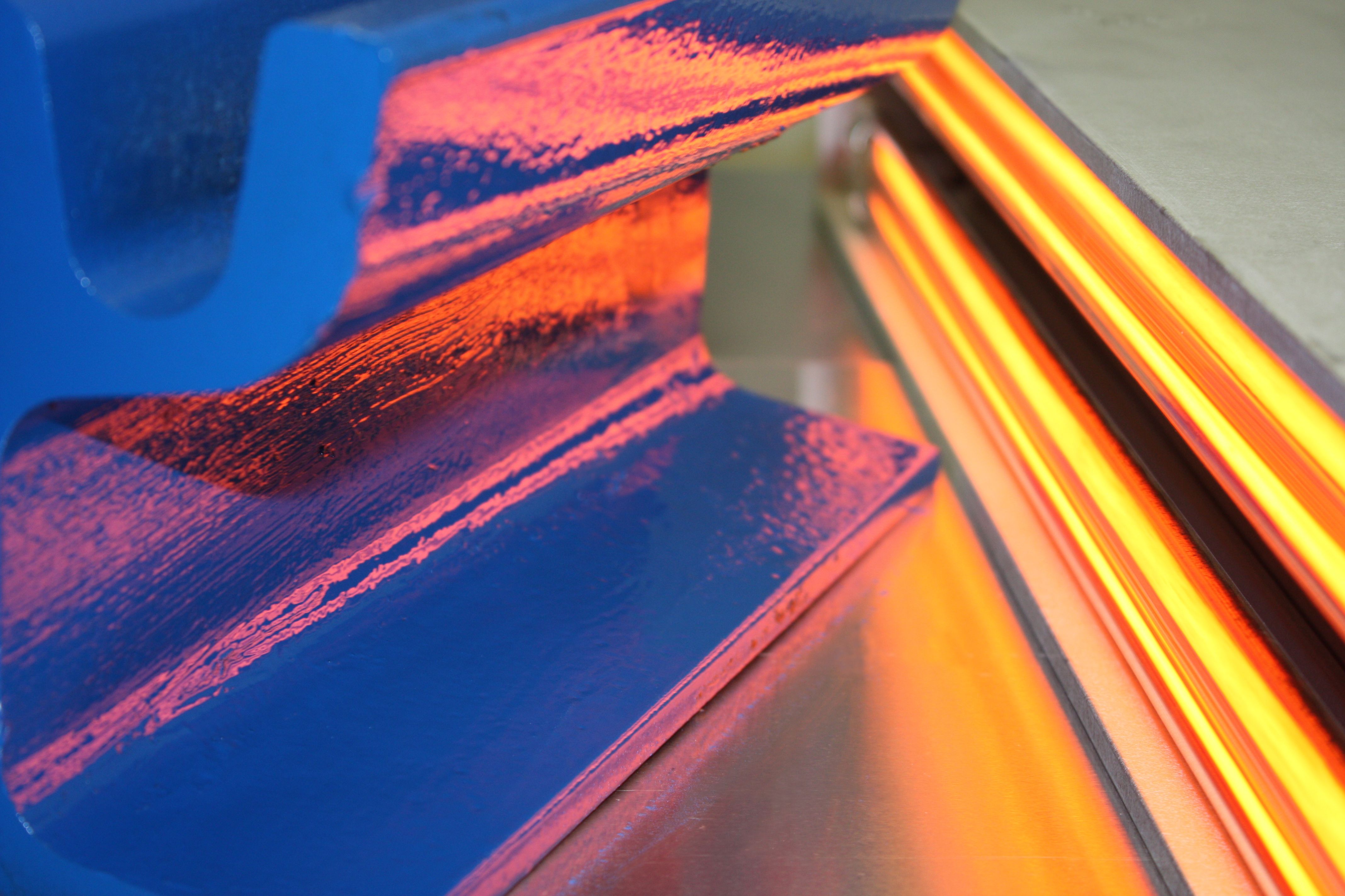 赤外線が金属部品の塗装を乾燥させる