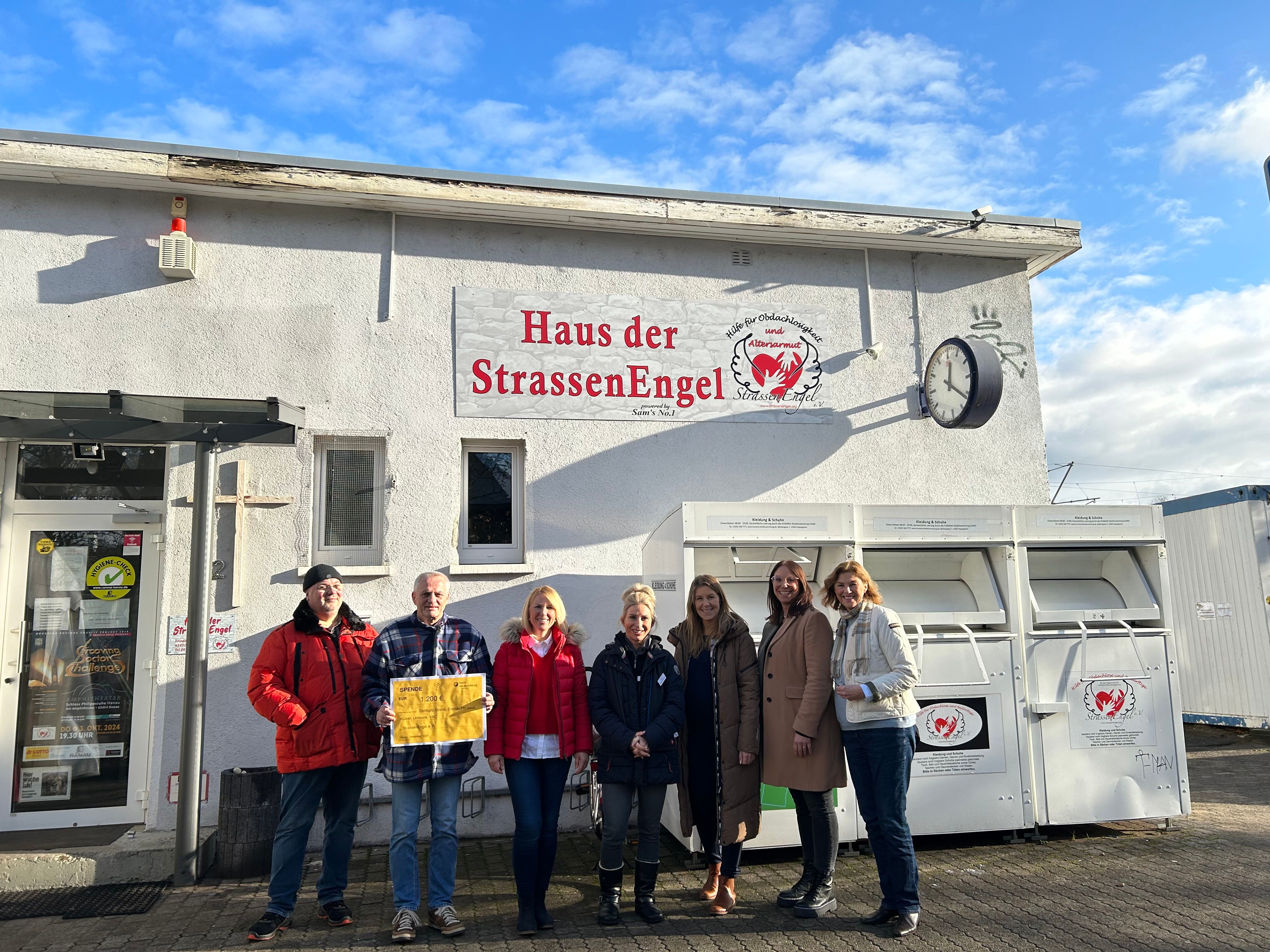 Auf dem Bild sind von links nach rechts zu sehen: Jens Rogalla (dentsply sirona), Uwe Michelmann (VAC), Susanne Sauer (Heraeus), Sabine Assmann (Leitung Organisation StrassenEngel e.V.), Lea Peitz (Kulzer), Melanie Prestifilippo (Umicore), Ulrike Eckhardt (Evonik).