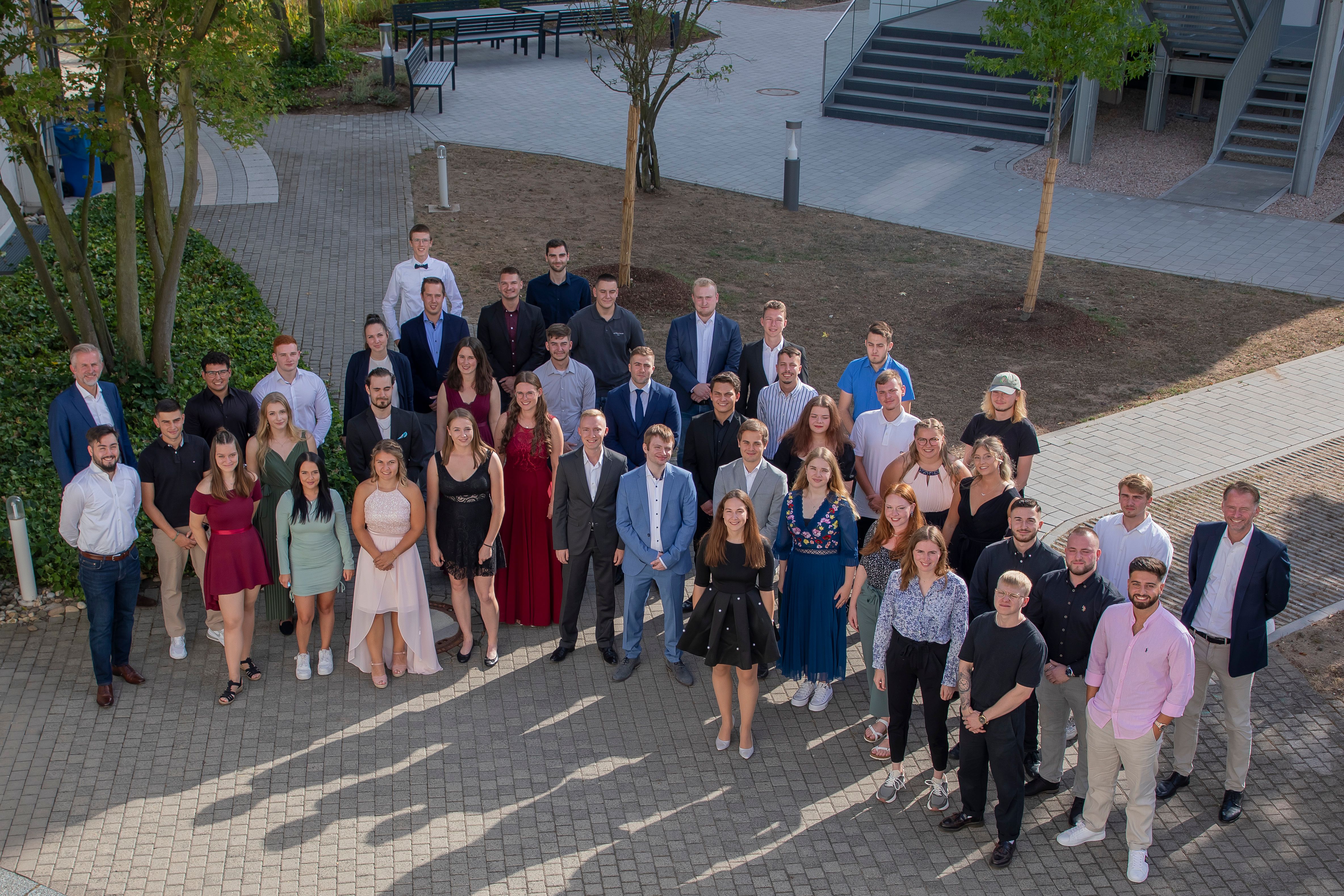 Gruppenbild der Absolventen in festlicher Kleidung