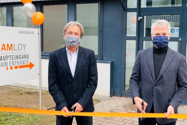 Eröffnung des neuen Hauptsitzes in Karlstein, Dr. Jürgen Wachter (links) Dr. Andre Kobelt (rechts)