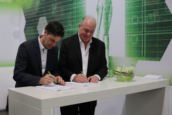 Dr. Frank Stietz, President Heraeus Electronics und Steve Muckett, the founder and Managing Director of Mozaik Technology Ventures sign global licensing agreement for photoimageable thick film technologies