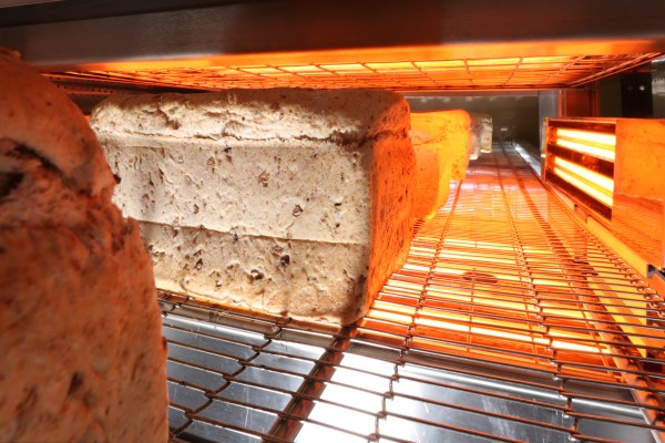 パンの賞味期限が数日延長する赤外線による防カビ対策