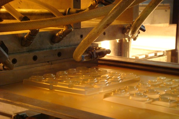Heating bioplastics for chocolate packagings prior to thermoforming