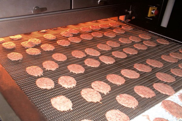 Vlees voor hamburgers wordt gebruind 