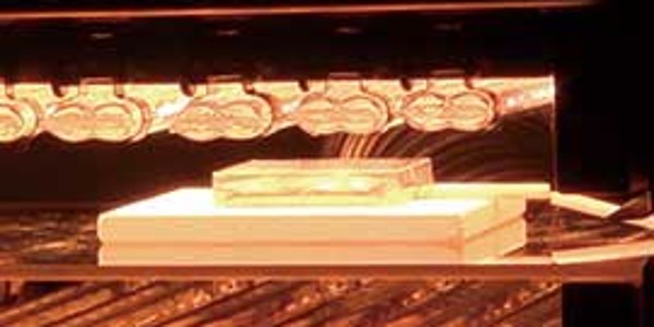 赤外線によるアルミ合金の高温加熱プロセス