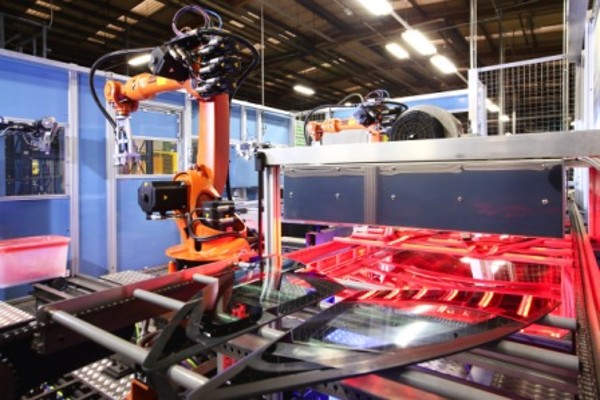 自動車ガラスのロボットセル生産に組み込める赤外線加熱システム