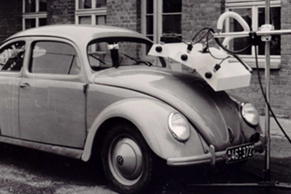 Infrarot-Strahler trocknen Reparaturlack an einem VW Käfer