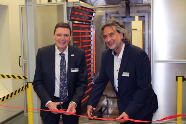 Die Geschäftsführer Peter Kuisle (links, Weiss Technik) und Roland Eckl (rechts, Heraeus Noblelight) eröffnen die neue Testofen-Linie mit einem Infrarot-Booster und einem Heißluftofen (Vötschofen).