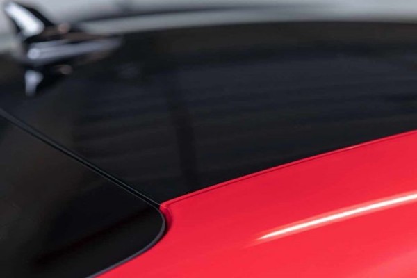 Zweifabriges Dach eines Audis mithilfe von Carbon Strahlern