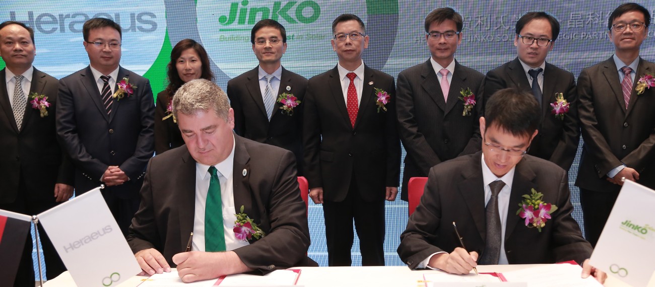 Andreas Liebheit, President Heraeus Photovoltaics and Mr. Chen Kangping, CEO of JinkoSolar are signing a strategic partnership for the third time.