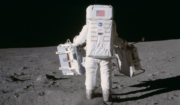Buzz Aldrin trägt Laserreflektor